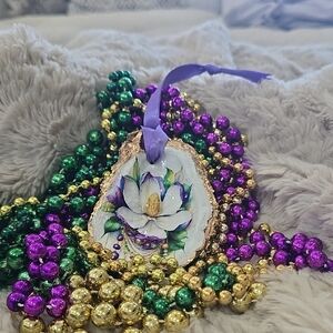 MARDI GRAS MAGNOLIA OYSTER SHELL
